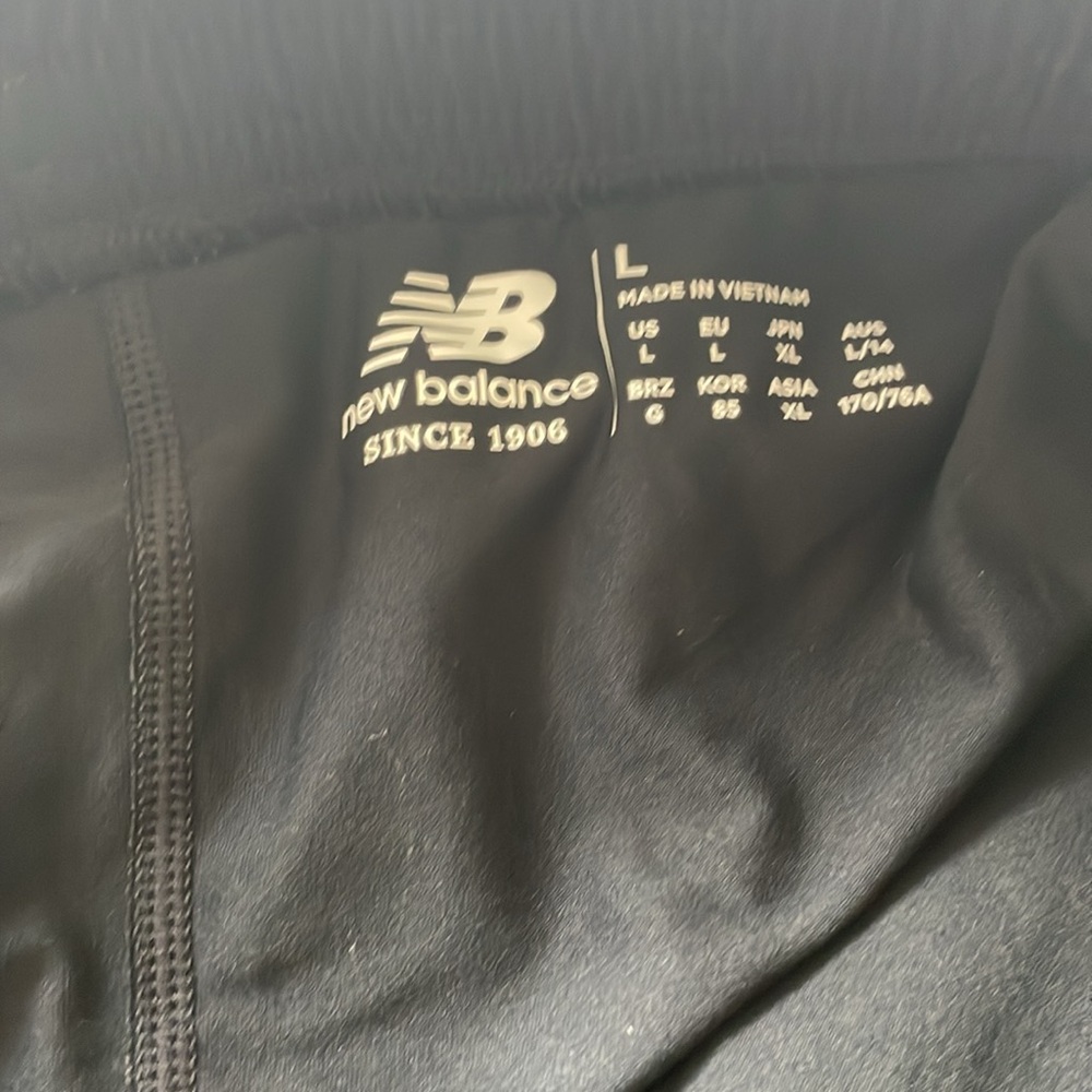 [New Balance] 2-in-1 Black Athletic Shorts with Compression Layer x2 - Picture 3 of 7